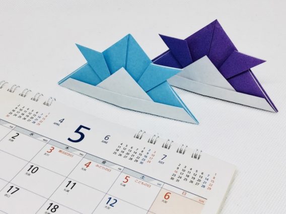 5月のカレンダーと折り紙で作ったカブト